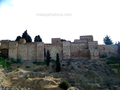Vista Este de la muralla del recinto con la fortificación de Gibralfaro