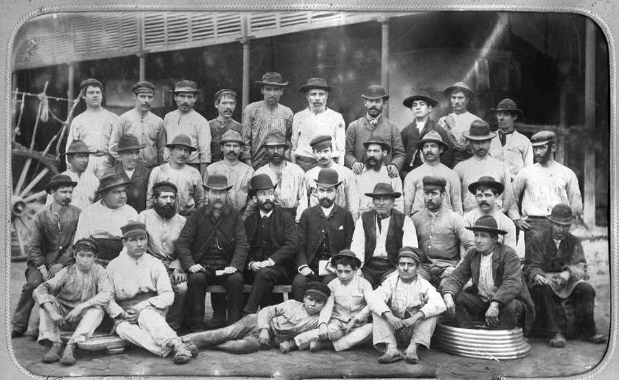 Trabajadores de siderurgia La Constancia año 1880, once años antes de su cierre definitivo.