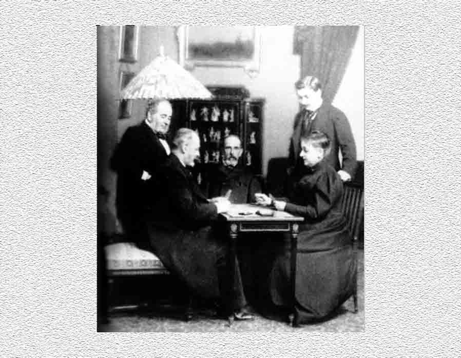 Don Jorge Loring el primero por la izquierda y su mujer Amalia Heredia jugando a las cartas en casa.