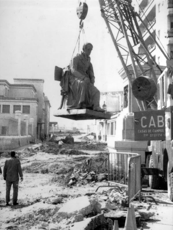Colocación de la estatua en su honor en la avenida que lleva su nombre, año 1960